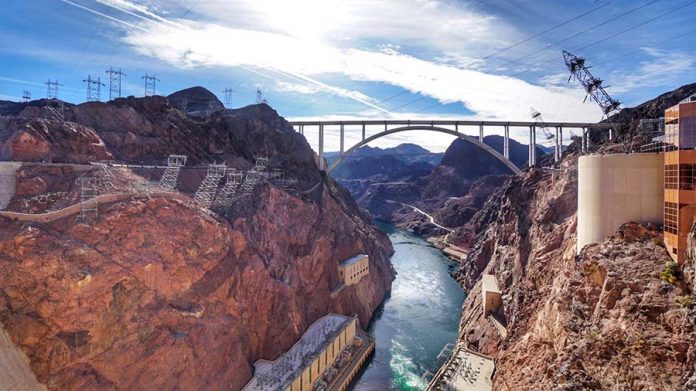 Hoover Dam Bir Yani Nevada Digeri Arizona Olan Dev Baraj Morvaliz