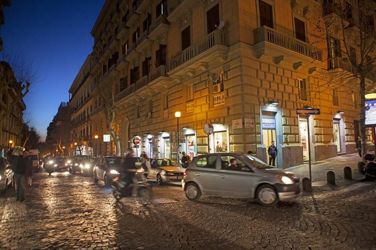 Burada Ruhunu Bile Çalarlar: Napoli