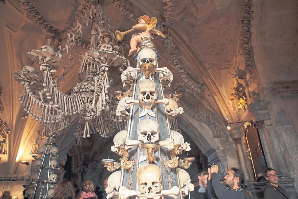 Kilise içindeki tüm dekor insan kemiklerinden yapılmış.